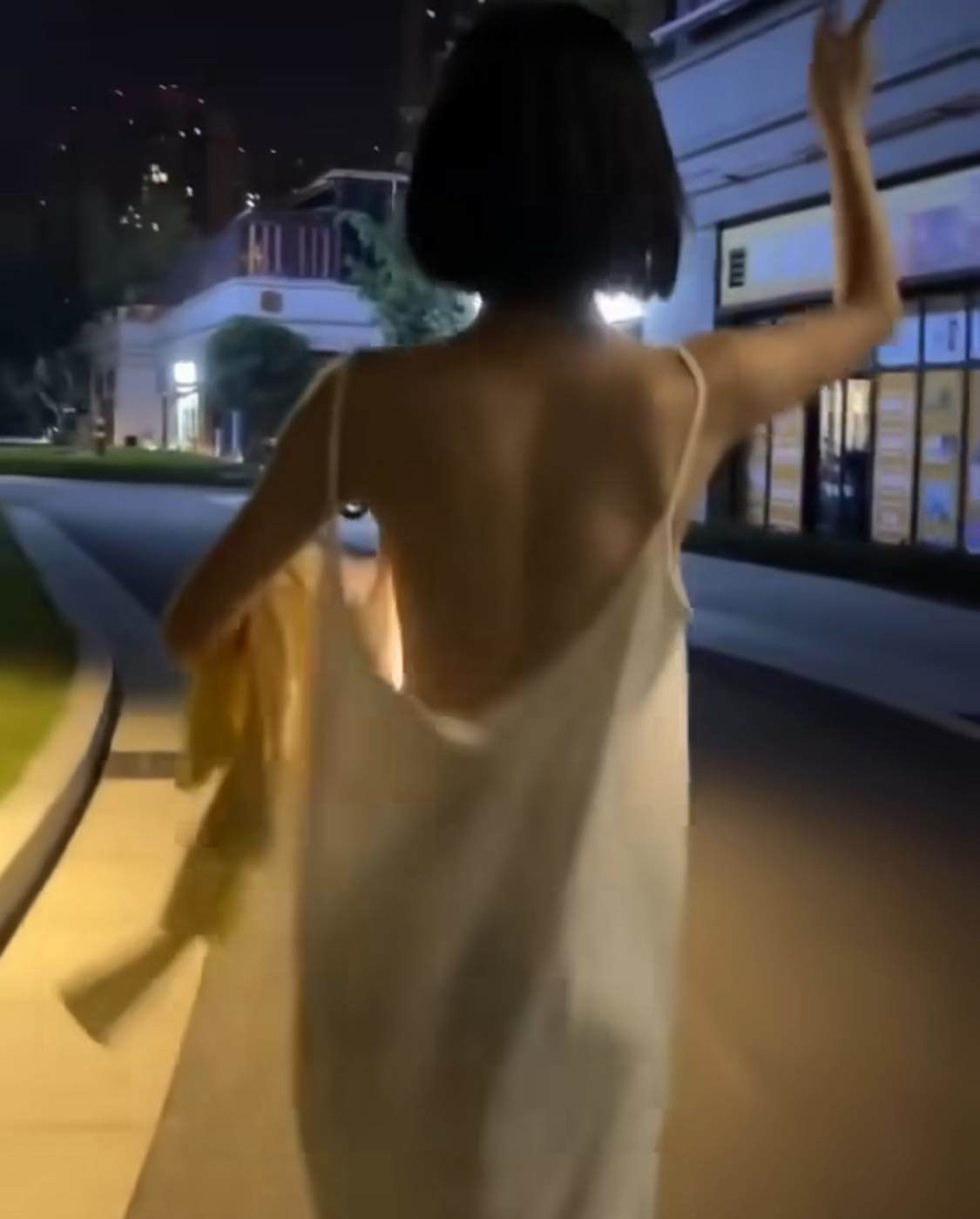 Không chỉ thế, bộ đồ mà cô nàng này lựa chọn không phù hợp với cơ thể nên rất dễ bị tuột hoặc để lộ vòng 1 nếu di chuyển hay vận động mạnh.