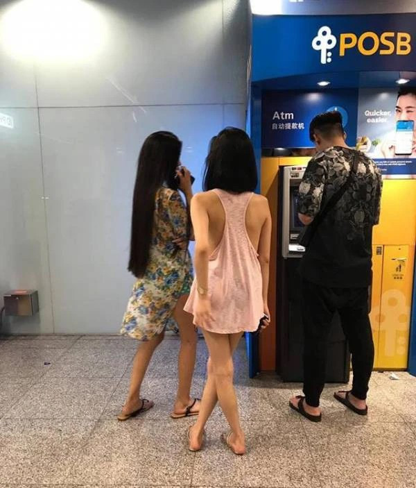 Váy, áo hở mạn sườn cùng với chi tiết xẻ lưng sâu hun hút giúp khoe trọn phần lưng trần gợi cảm là mốt mặc được phái nữ lăng xê nhiệt tình. Tuy nhiên, mặc vào hoàn cảnh nào cho hợp thì nhiều chị em lại không chú ý.