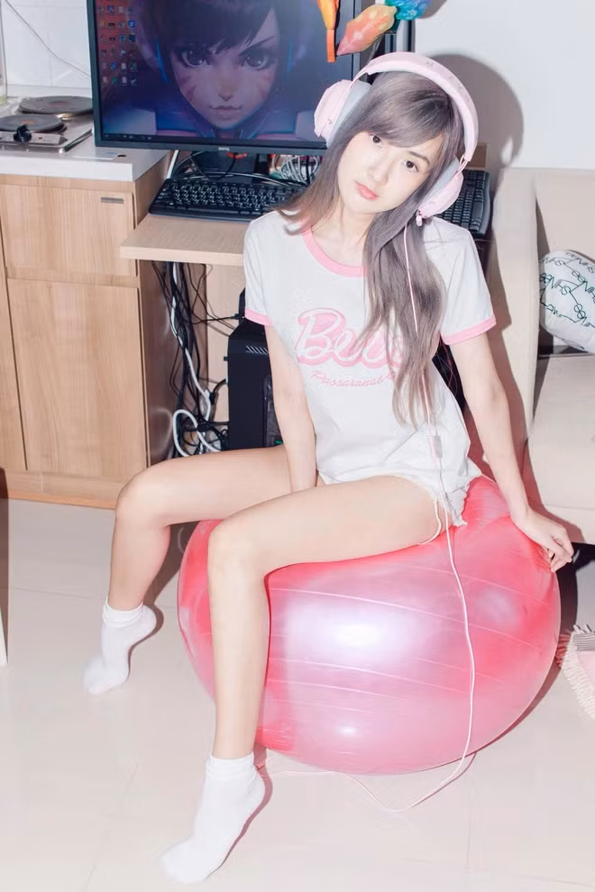 Những đoạn băng keo được cắt may tinh tế, ôm sát cơ thể, khoe trọn đường cong nóng bỏng, khiến người nhìn không thể rời mắt. Sự phá cách này của "vợ quốc dân" được đón nhận sôi nổi.