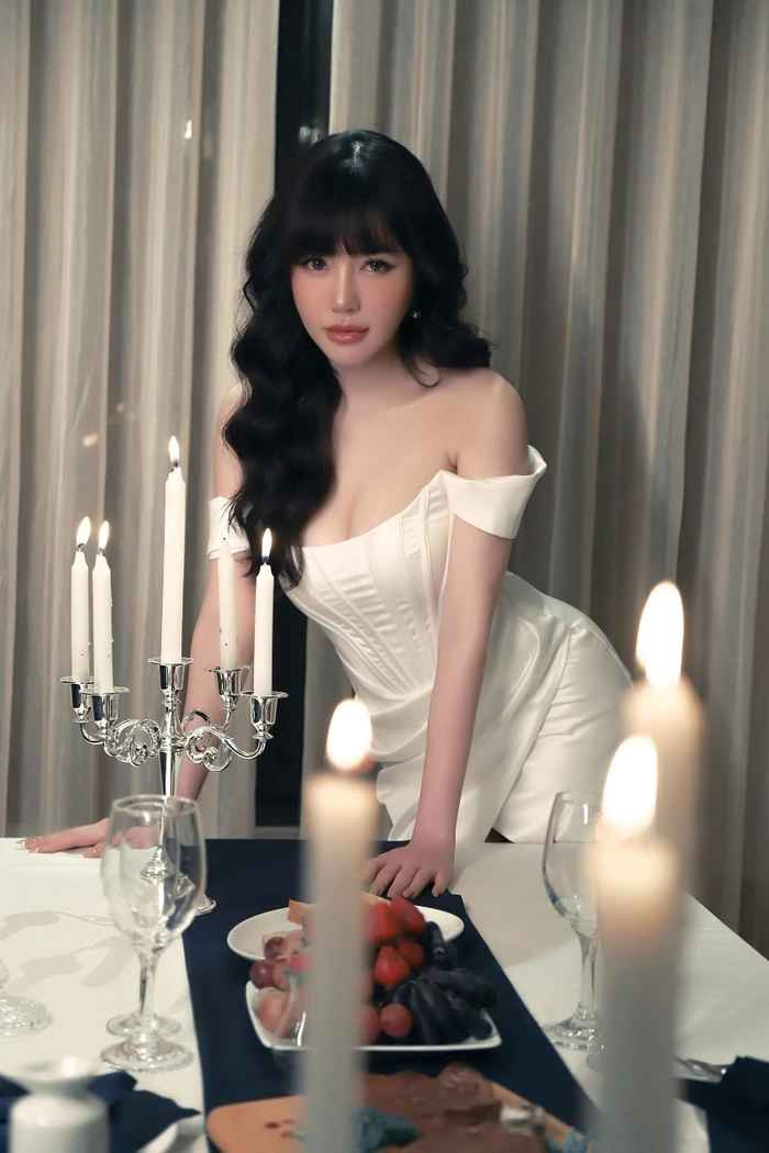 Cách đây hơn 10 năm, Elly Trần nhận được nhiều sự chú ý khi đăng tải những bộ ảnh nóng bỏng, gợi cảm trên mạng xã hội.