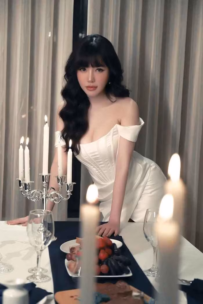 Cách đây hơn 10 năm, Elly Trần nhận được nhiều sự chú ý khi đăng tải những bộ ảnh nóng bỏng, gợi cảm trên mạng xã hội.