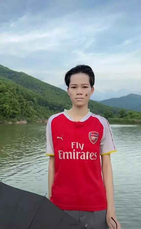 Theo thông tin đó, Phùn Anh hoàn toàn không phải một nam sinh như nhiều người vẫn nghĩ trước đây mà là con gái. Bên cạnh đó, tài khoản TikTok này cũng cho biết TikToker này sinh năm 1993, năm nay 29 tuổi.