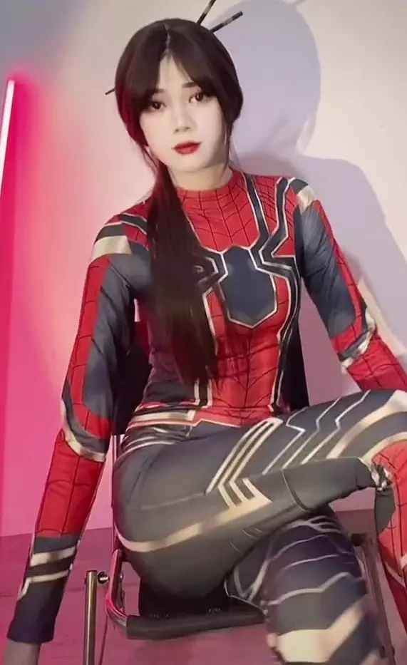 Tuy nhiên, giới tính và gương mặt thực sự của Phùn Anh vẫn luôn là một ẩn số.