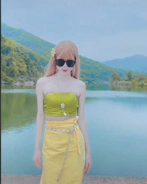 Khi xem những video biến hình của Trung Quốc, Phùn Anh cảm thấy rất thú vị nên đã thử quay một vài video và vô tình lên xu hướng.