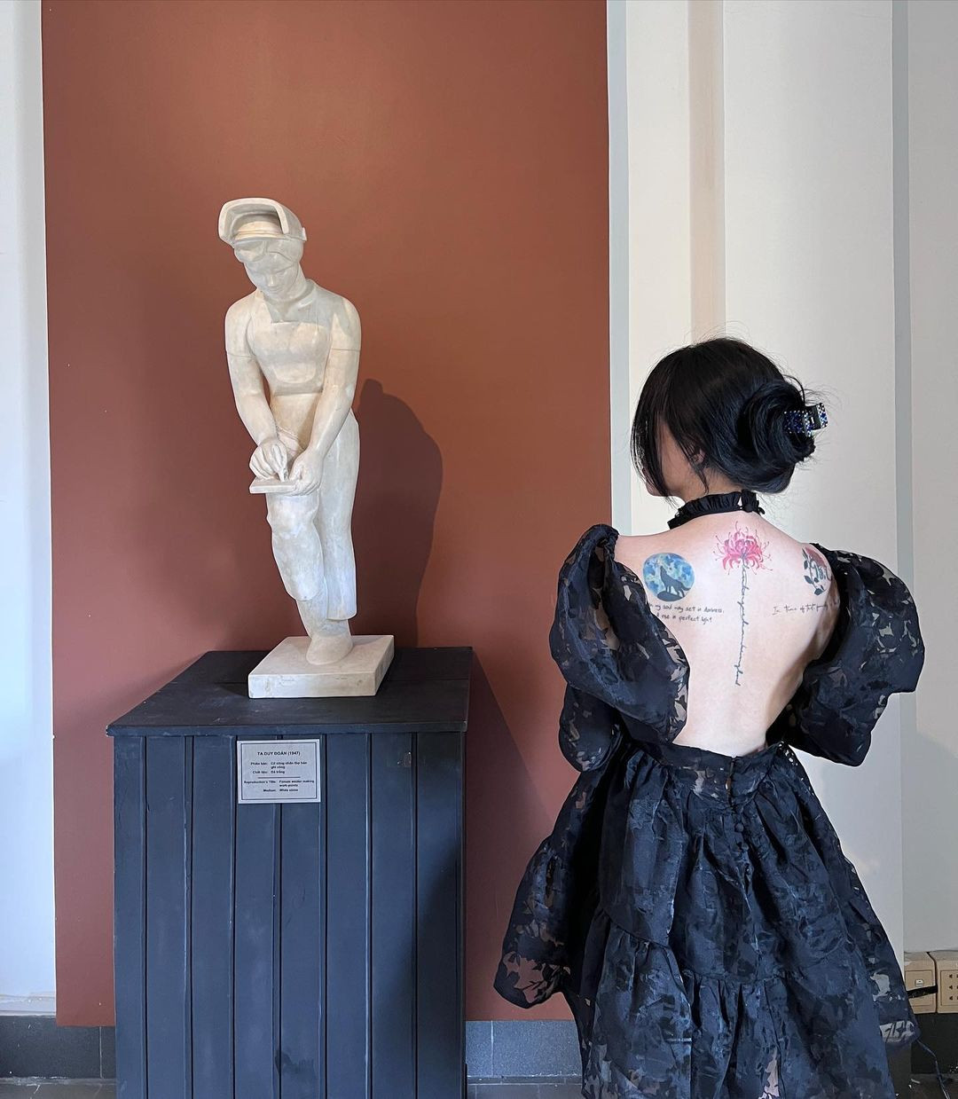 Linh Ngọc Đàm không quên pose dáng khoe nhẹ đôi vai quyến rũ, hờ hững của mình.