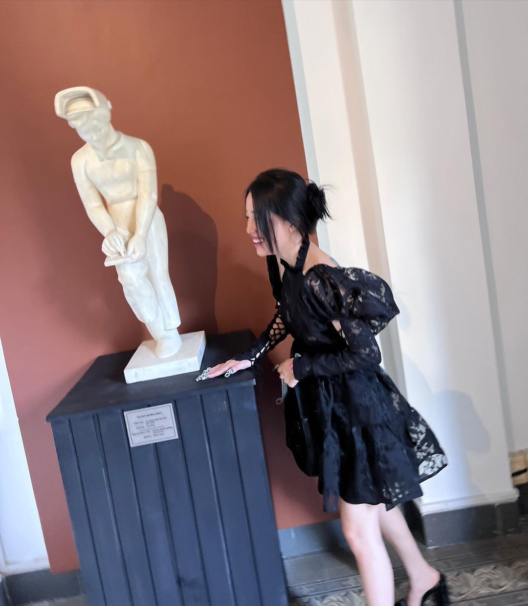 Ngắm nghía loạt ảnh của Đàm Tổng mình mới phát hiện cô nàng diện lên chiếc đầm giống hệt chiếc đầm của Ngọc Trinh, bảo sao cứ phảng phất vibes của ''nữ hoàng nội y'' đâu đây.