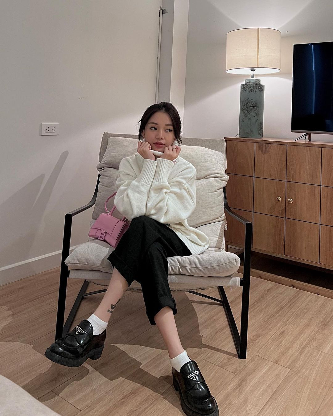 Được biết, chiếc váy Linh Ngọc Đàm từng diện là một thiết kế khá nổi của local brand DATT, từng được không chỉ Ngọc Trinh mà các Khổng Tú Quỳnh và Hoa hậu H'hen Nie ưu ái lựa chọn.