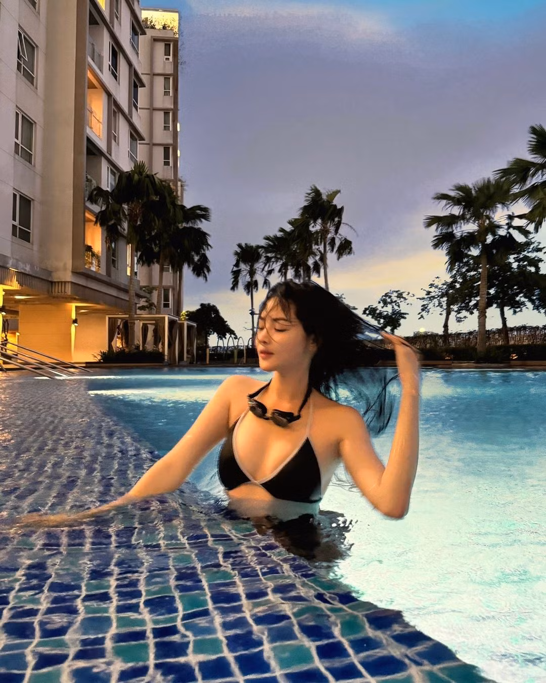 Mới đây trên trang Instagram, "Hot girl thẩm mỹ" Nam Định - Vũ Thanh Quỳnh chia sẻ bức ảnh ở hồ bơi với bộ bikini đen cực quyến rũ.