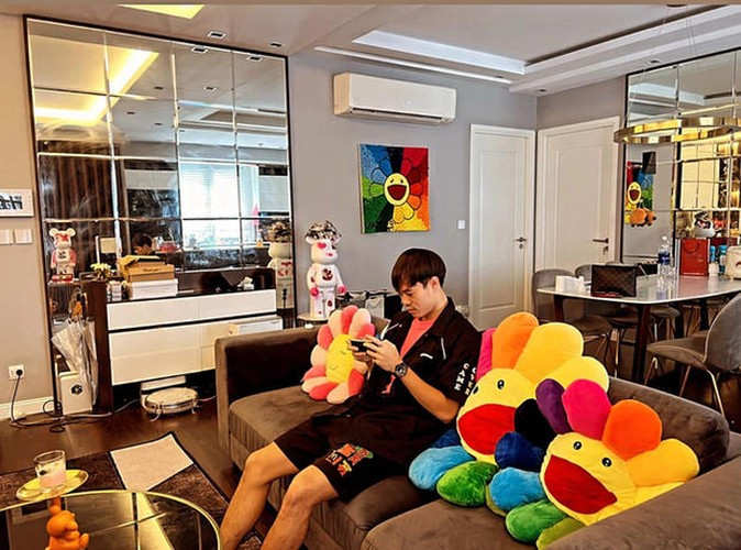 Bên cạnh đó Văn Toàn đã lên chức chủ tịch một thương hiệu thời trang từ năm 25 tuổi.