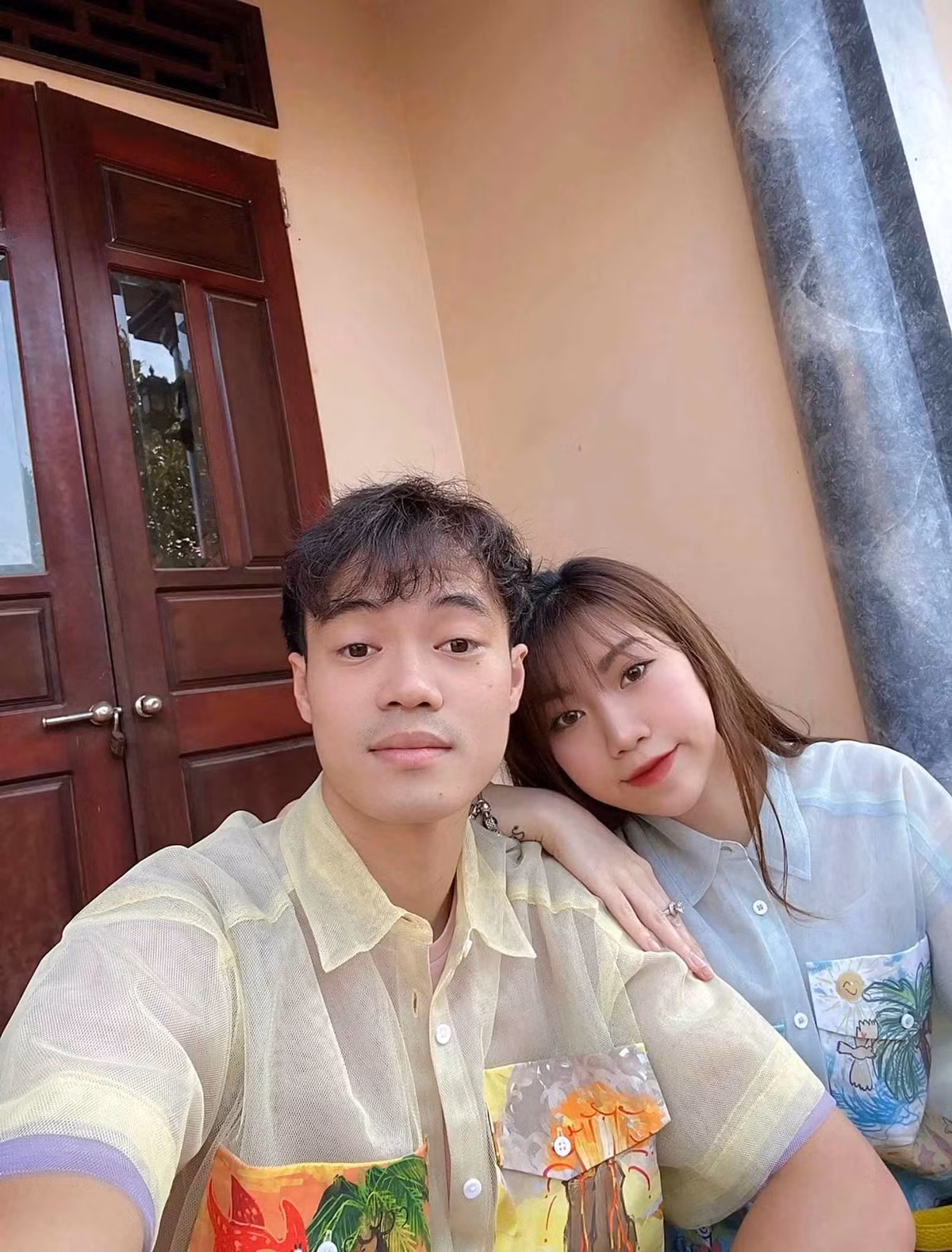 Có lẽ khi các đồng đội như Xuân Trường, Công Phượng đều đã yên bề gia thất thì Văn Toàn cũng có phần nào sốt ruột về chuyện lập gia đình của mình. Không chỉ riêng em gái giao bán, bản thân tiền đạo sinh năm 1996 cũng tự công khai về việc mình độc thân.