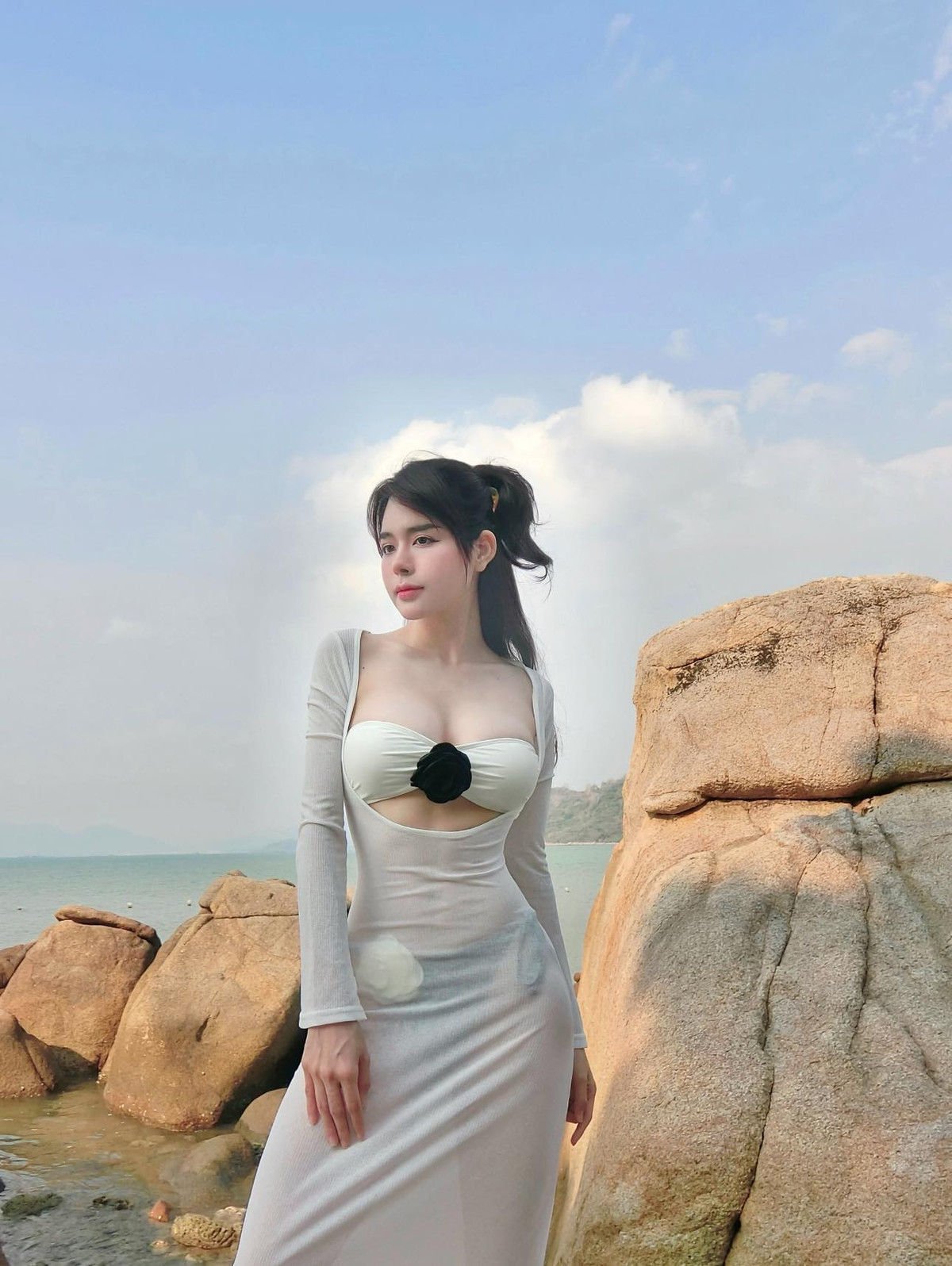 Người đẹp quê Nam Định gây chú ý với câu chuyện "lột xác" từ cô gái mũm mĩm biến thành một hot girl có thân hình vô cùng nóng bỏng.