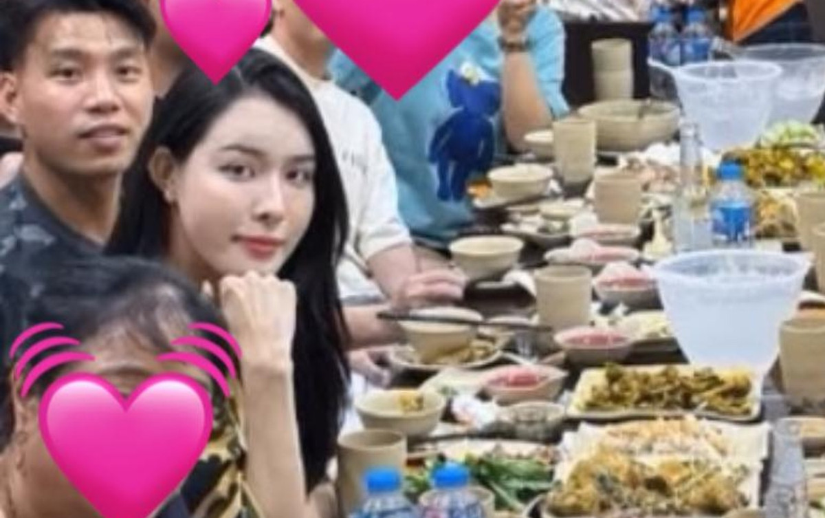 Trần Bích Hạnh không trang điểm nhưng vẫn nổi bật với làn da trắng nõn nà. Ngồi cạnh Văn Thanh nhìn cặp đôi như “tình yêu sạc sỉu” vì người trắng như sữa người lại như màu cà phê.