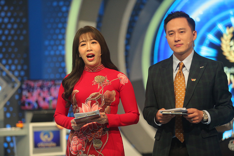 Tại trường quay S14 của Đài truyền hình Việt Nam từ sáng sớm, không khí đã rất nhộn nhịp khi các thí sinh, người thân và khán giả đến cổ vũ cho trận chung kết Đường lên đỉnh Olympia 21.