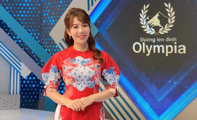 Trước đó vào sáng 8/11, khi fanpage Đường lên đỉnh Olympia thông báo MC Diệp Chi sẽ trở lại trường quay chính dẫn dắt trận Chung kết cũng đã khiến dân mạng không khỏi phấn kích.