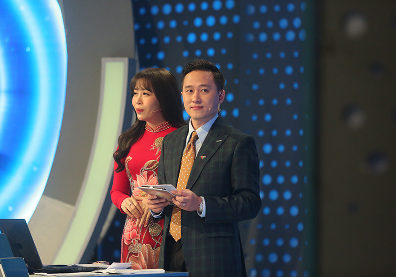 Chân dung 2 MC cầm mic dẫn dắt trận Chung kết Đường lên đỉnh Olympia 21 tại trường quay S14 Hà Nội.