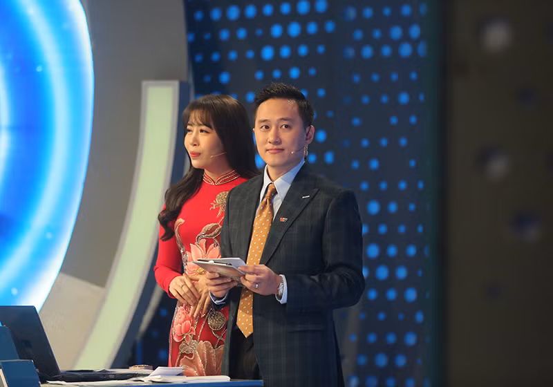 Chân dung 2 MC cầm mic dẫn dắt trận Chung kết Đường lên đỉnh Olympia 21 tại trường quay S14 Hà Nội.