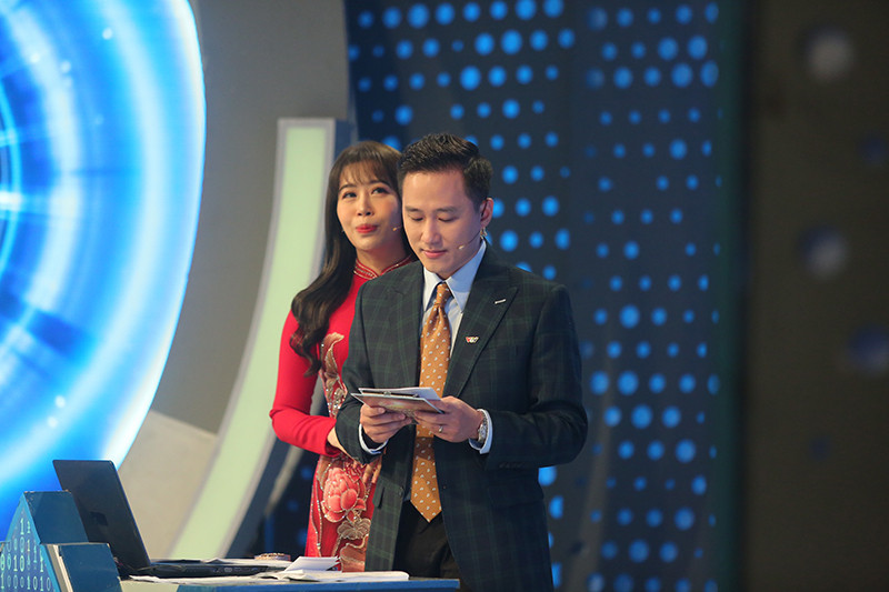 Lên sóng truyền hình trực tiếp, MC Diệp Chi diện bộ áo dài màu đỏ rực rỡ, kèm theo đó là loạt biểu cảm tươi cười, rạng rỡ.