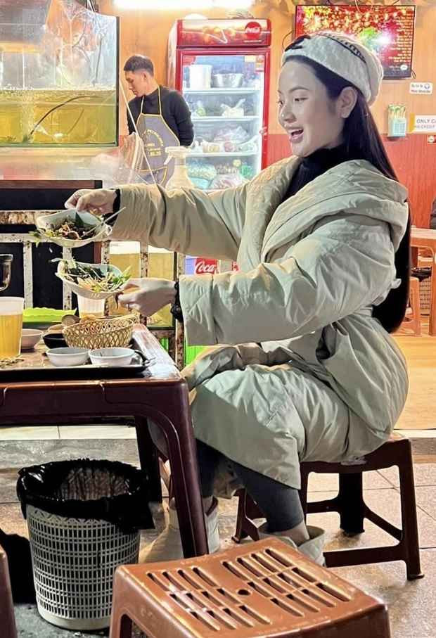 Dù không trang điểm đậm, nhan sắc của Chu Thanh Huyền qua camera thường vẫn nhận về sự chú ý.