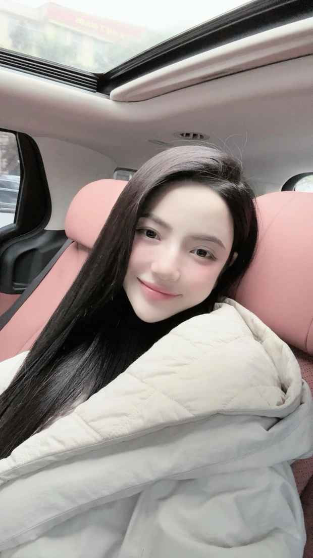 Đặt bức ảnh nàng WAG qua camera thường cạnh ảnh Thanh Huyền selfie với sự hỗ trợ của filter, có thể thấy, nhan sắc của hot girl Sơn Tây không có nhiều sự khác biệt.