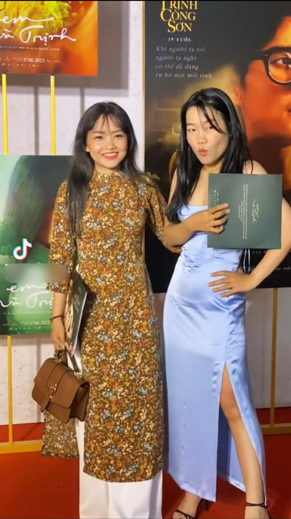 Đặc biệt, khi chụp với dàn người nổi tiếng khác, đều là những người lớn tuổi hơn nhưng Lê Thụy vẫn có phong cách tạo dáng “chẳng giống ai” khiến nhiều người ngán ngẩm, cho rằng cô nàng thiếu tôn trọng người khác.