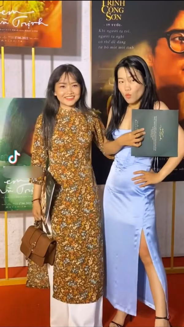 Đặc biệt, khi chụp với dàn người nổi tiếng khác, đều là những người lớn tuổi hơn nhưng Lê Thụy vẫn có phong cách tạo dáng “chẳng giống ai” khiến nhiều người ngán ngẩm, cho rằng cô nàng thiếu tôn trọng người khác.