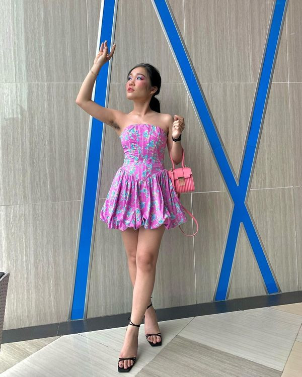 Thế nhưng, khoảnh khắc Lê Thụy vô tư tạo dáng, giơ tay khoe "vùng cánh" rậm rạp đã khiến độc giả nảy ra tranh cãi rất lớn. Một số người cho rằng cô nàng đang ngày càng “ô dề”, thiếu sự nghiêm túc và tôn trọng người khác khi đi dự họp báo.