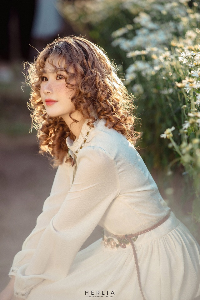 Nói về con đường nghệ thuật của mình, Phương Anh chia sẻ: "Em được truyền cảm hứng làm đẹp từ những video trên Tik Tok. Khi bén duyên với công việc này, em thấy bản thân mình tự tin hơn, biết chăm sóc và tự làm đẹp cho bản thân. Ngoài ra, bản thân em đã đi theo con đường nghệ thuật từ lúc học hát, làm mẫu ảnh nên em được tiếp cận với nghề trang điểm vì được tiếp xúc và làm quen với mấy anh chị trước đó. Bởi vậy, em đã có thêm những lời khuyên bổ ích để đưa ra sự lựa chọn đúng nhất cho bản thân".