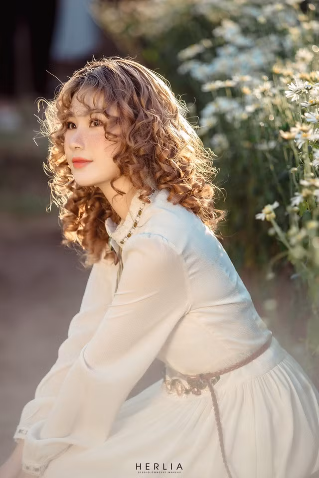 Nói về con đường nghệ thuật của mình, Phương Anh chia sẻ: "Em được truyền cảm hứng làm đẹp từ những video trên Tik Tok. Khi bén duyên với công việc này, em thấy bản thân mình tự tin hơn, biết chăm sóc và tự làm đẹp cho bản thân. Ngoài ra, bản thân em đã đi theo con đường nghệ thuật từ lúc học hát, làm mẫu ảnh nên em được tiếp cận với nghề trang điểm vì được tiếp xúc và làm quen với mấy anh chị trước đó. Bởi vậy, em đã có thêm những lời khuyên bổ ích để đưa ra sự lựa chọn đúng nhất cho bản thân".