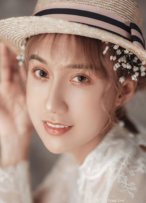 Chưa dừng lại ở đó, khi nhận được câu hỏi có sử dụng đến "dao kéo" để làm rõ nét đẹp phi giới tính của mình, Lynk Lee thẳng thắn chia sẻ rằng vào hồi tháng 10/2018, anh có bỏ ra khoảng 200 triệu để tiêm filler má, nhấn mí, sửa mũi.