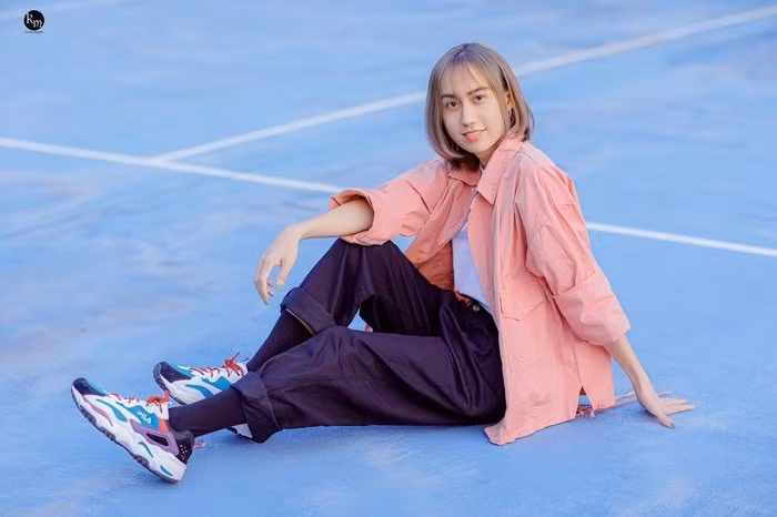 Trên trang fanpage có 1,5 triệu người theo dõi của Lynk Lee, fan để lại dòng bình luận tích cực như: “Xinh quá”, “Ôi trời ơi! Xinh quá thể quá đáng luôn”, “Từ giờ cứ mặc váy nhé Linh”, “Nhớ giọng ca thời học sinh quá! Bao nhiêu kỷ niệm gắn liền với từng bài hát, nhưng cũng chúc mừng vì cuối cùng Linh cũng được sống với chính con người mình”