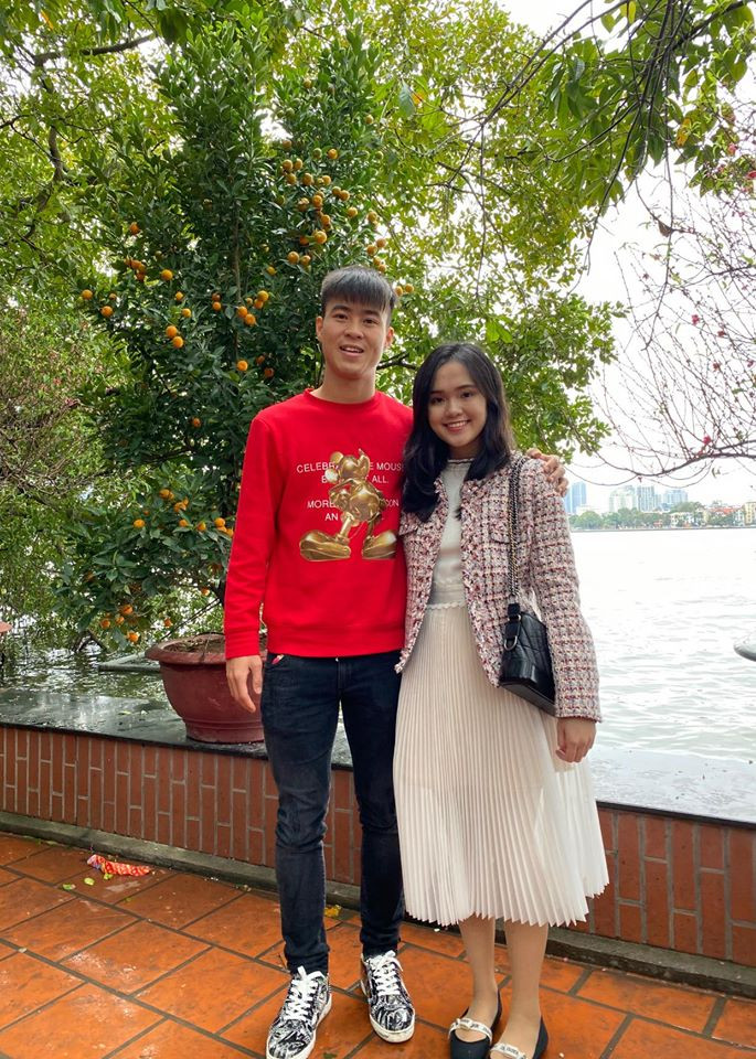 Nhan sắc hiện tại của Quỳnh Anh khiến nhiều chị em trầm trồ ngưỡng mộ, tuy nhiên dân tình càng thích thú hơn bởi sự góp mặt của Duy Mạnh phía sau.