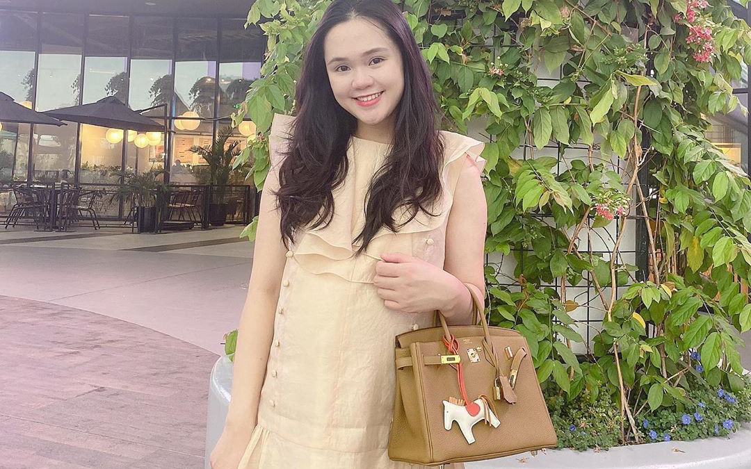 Sắp sửa lên chức phụ huynh nên có vẻ như Duy Mạnh rất hớn hở, ôm bụng vợ một cách tình tứ làm chị em ghen tị vô cùng.