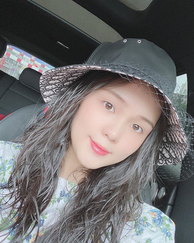 Dù mang thai ở thời kì cuối nhưng dường như nhan sắc của Quỳnh Anh không mấy thay đổi.