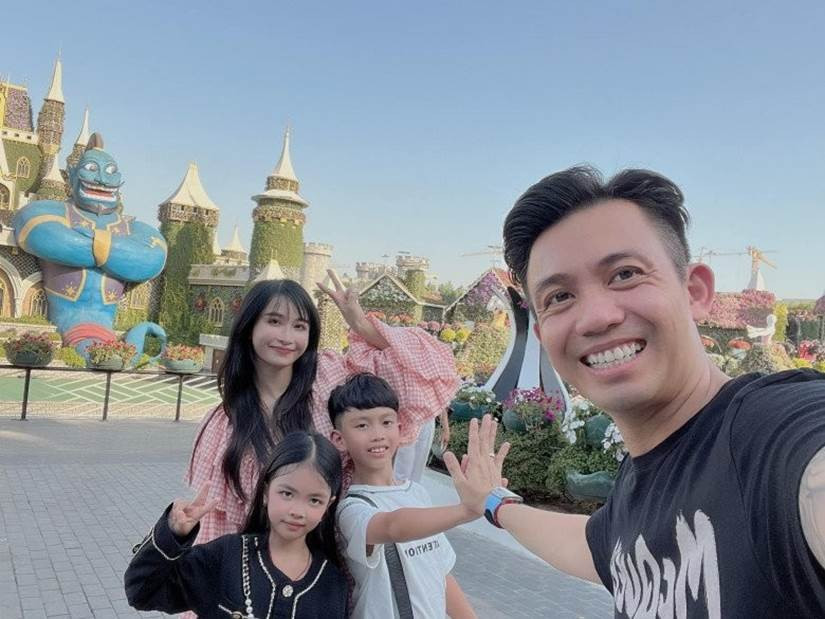 Minh Nhựa cũng từng chia sẻ mình không cần đợi lễ Tết gì mà khi thấy món đồ nào thú vị sẽ nghĩ ngay đến vợ và mua tặng.