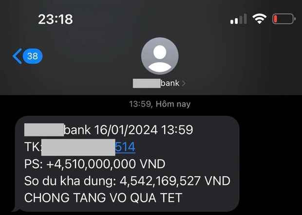 Mới nhất, Minh Nhựa bất ngờ tiết lộ quà Tết đã tặng vợ khiến dân tình chú ý. “Cầu gì được đó rồi mọi người ơi, cho đi rồi sẽ nhận lại. Tặng quà Tết vợ yêu hôm trước, hôm sau ‘lúa’ về. Còn vài ngày nữa Tết rồi, Minh cầu chúc mọi người muốn gì được đó, vui vẻ, khỏe mạnh”.