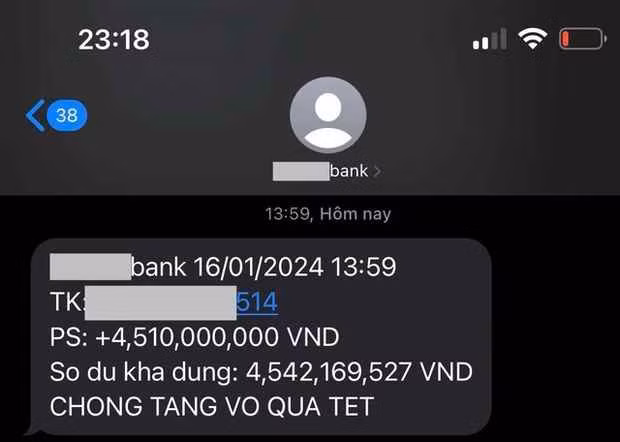 Mới nhất, Minh Nhựa bất ngờ tiết lộ quà Tết đã tặng vợ khiến dân tình chú ý. “Cầu gì được đó rồi mọi người ơi, cho đi rồi sẽ nhận lại. Tặng quà Tết vợ yêu hôm trước, hôm sau ‘lúa’ về. Còn vài ngày nữa Tết rồi, Minh cầu chúc mọi người muốn gì được đó, vui vẻ, khỏe mạnh”.