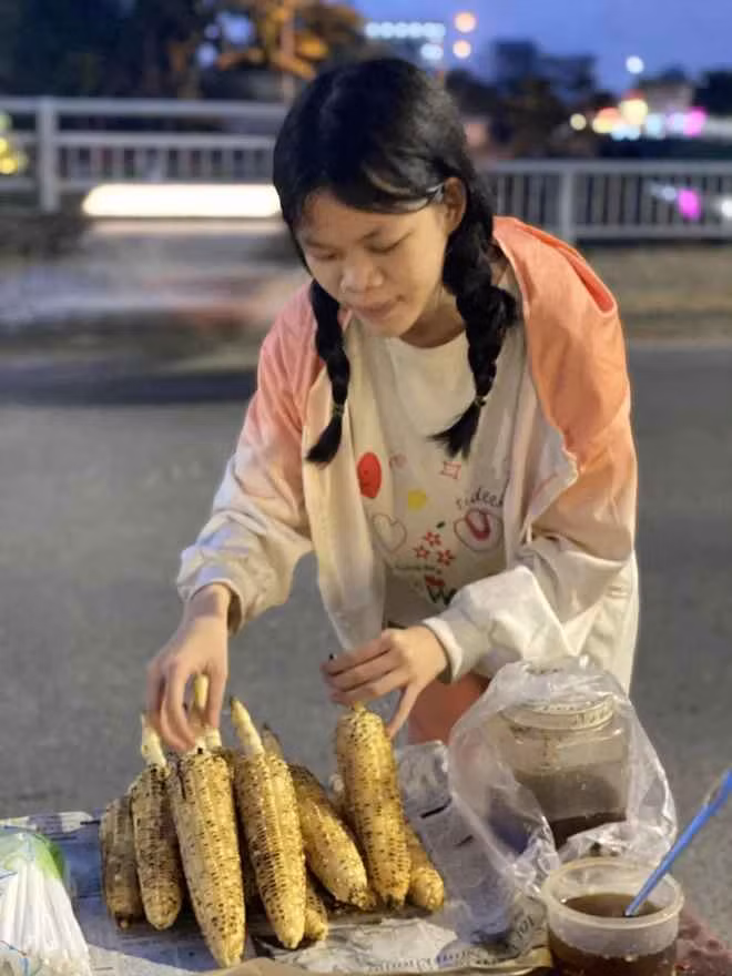 Thanh Nga Bento tên đầy đủ là Thái Thị Thanh Nga (2003) tại Đà Nẵng. Cô bạn này dù sở hữu ngoại hình không nổi bật nhưng nhờ cách nói chuyện hài hước, nhấn nhá đặc biệt mà cô bé 10X này được nhiều cộng đồng mạng yêu thích.