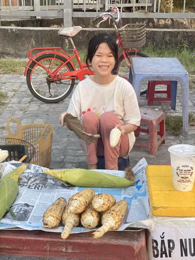 Trên trang cá nhân, Thanh Nga cũng thường xuyên chia sẻ về chuyện đi bán bắp của mình và mong mọi người đến ủng hộ.