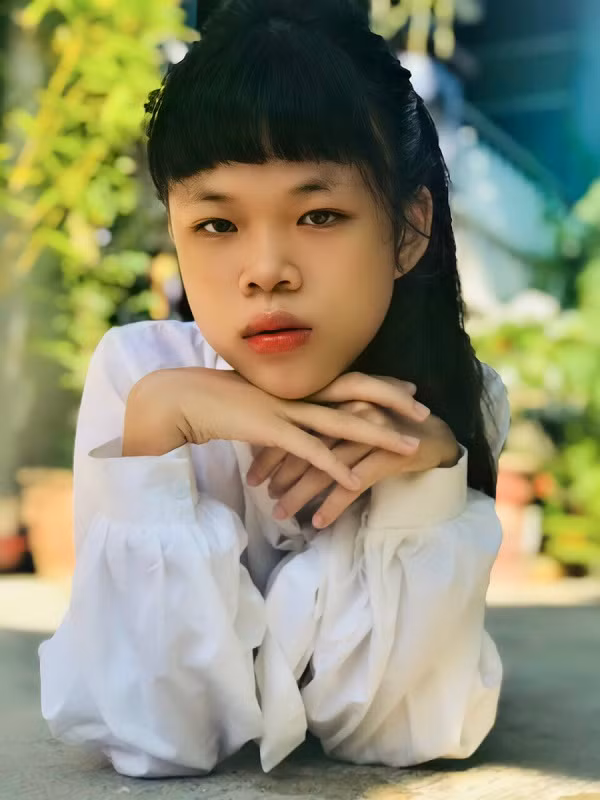 Không chỉ vậy, cô được cộng đồng mạng thương mến đặt cho biệt danh khác là “tổng thính miền Trung”. Bởi dân tình phát hiện ra trang cá nhân của cô nàng thông qua một quyển sổ tay caption thả thính khi 90% ảnh của cô đăng lên đều đi kèm cùng đôi vần thơ.