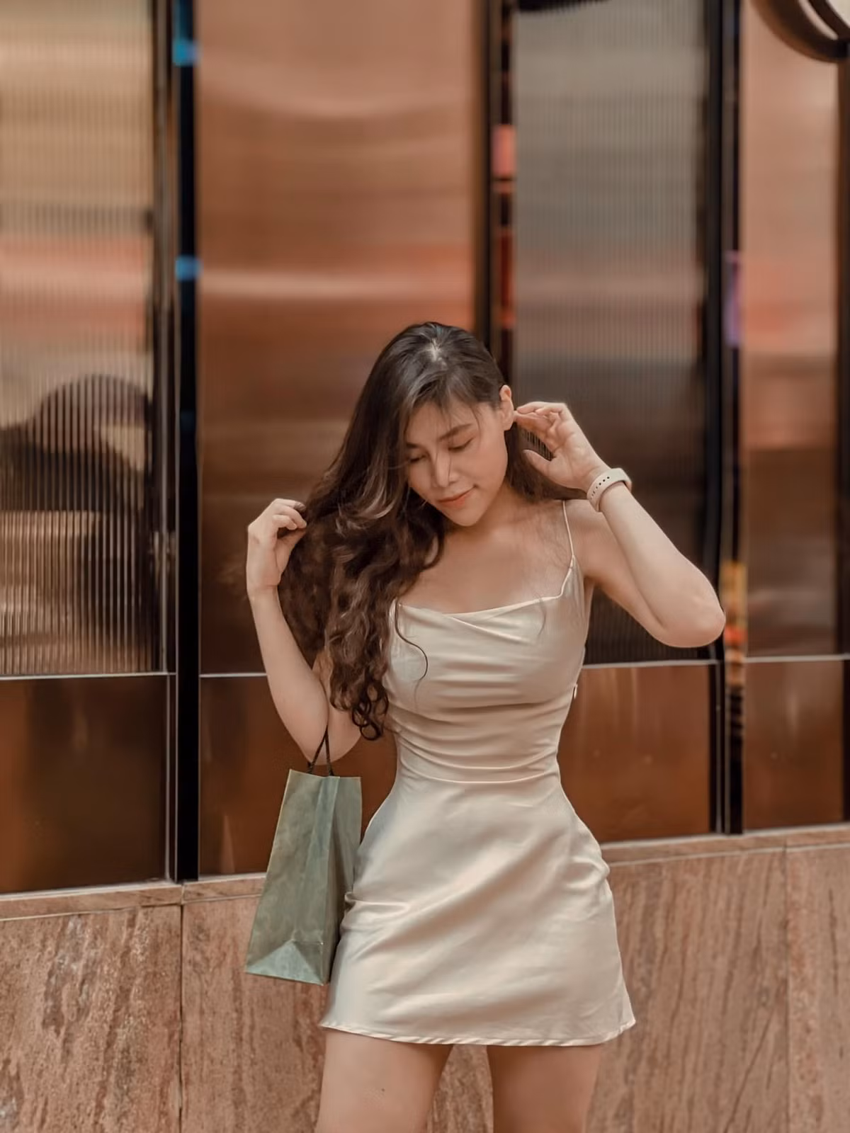 Đến lớp 12, Phương Oanh mới nghiêm túc tìm hiểu kiến thức trong sách vở, trên mạng xã hội và xem các kênh hướng dẫn giảm cân để tìm ra phương pháp phù hợp nhất. Cuối cùng, cô chọn ăn uống theo chế độ Eat clean kết hợp với các bài tập đốt mỡ, tăng cơ. Bên cạnh đó, là những tập luyện chăm chỉ với tần suất dày đặc và cường độ tăng dần theo tuần, tháng..., luân phiên đổi các bài tập để không bị nhàm chán.