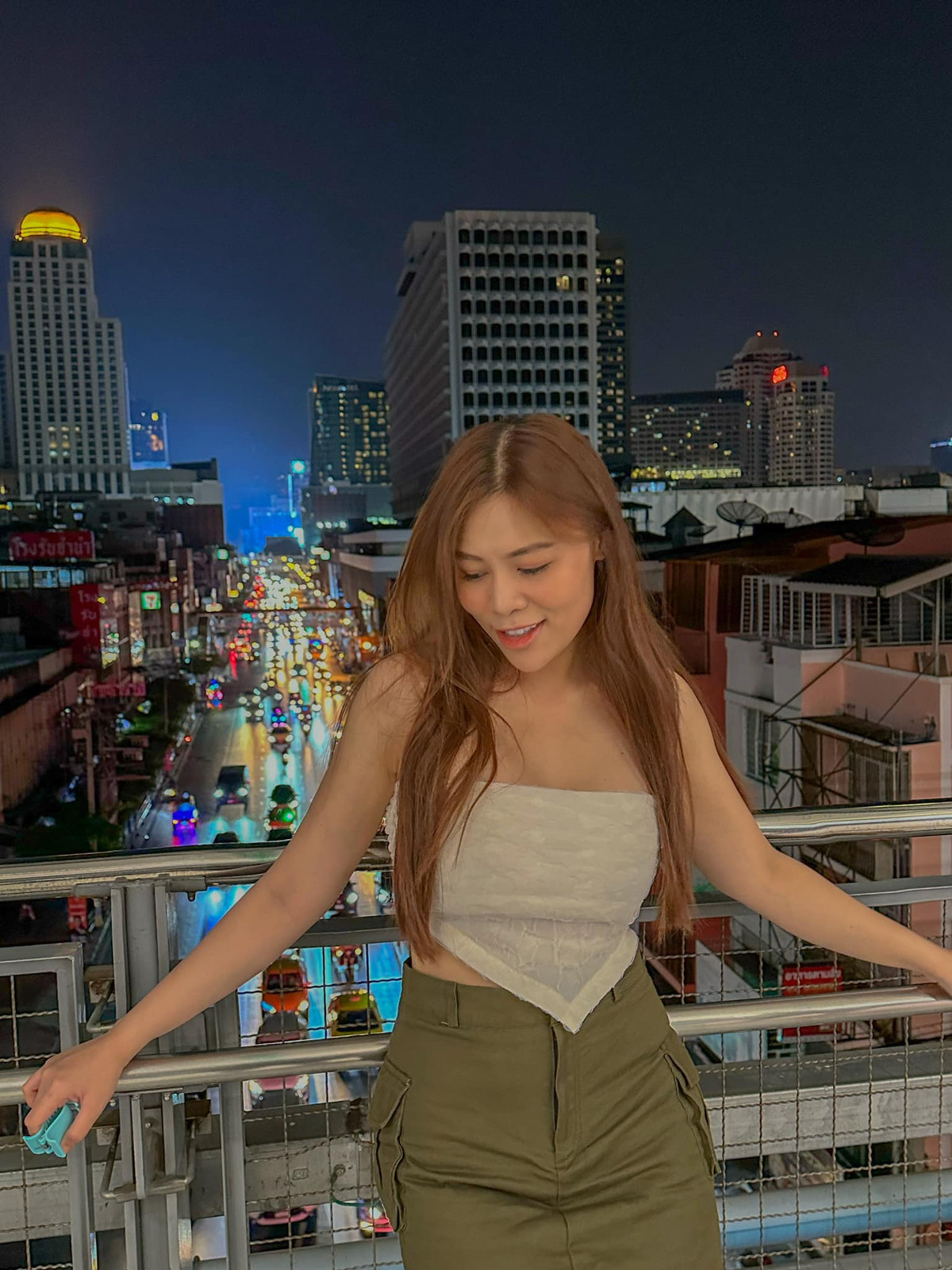 Sau 3 năm kiên trì, cô gái Sài thành giảm 50kg, ngoại hình thay đổi một cách ngoạn mục. Từ một cô gái béo mập, Phương Oanh sở hữu vóc dáng thon gọn với đường cong nhiều người mơ ước. Thay vì những bộ đồ ngoại cỡ, cô tự tin diện bikini, những chiếc váy body hoặc bất kỳ trang phục nào bản thân yêu thích.