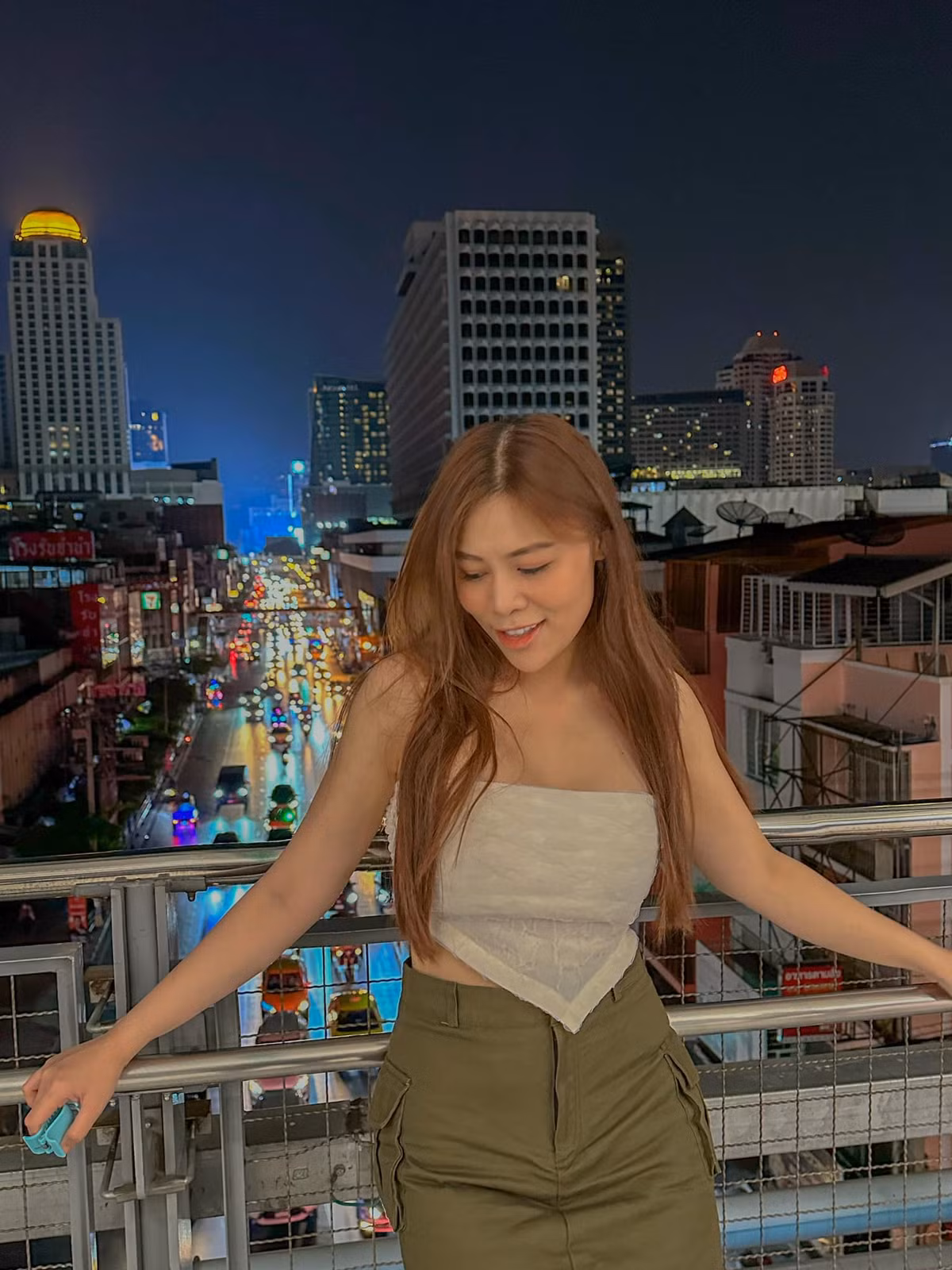 Sau 3 năm kiên trì, cô gái Sài thành giảm 50kg, ngoại hình thay đổi một cách ngoạn mục. Từ một cô gái béo mập, Phương Oanh sở hữu vóc dáng thon gọn với đường cong nhiều người mơ ước. Thay vì những bộ đồ ngoại cỡ, cô tự tin diện bikini, những chiếc váy body hoặc bất kỳ trang phục nào bản thân yêu thích.