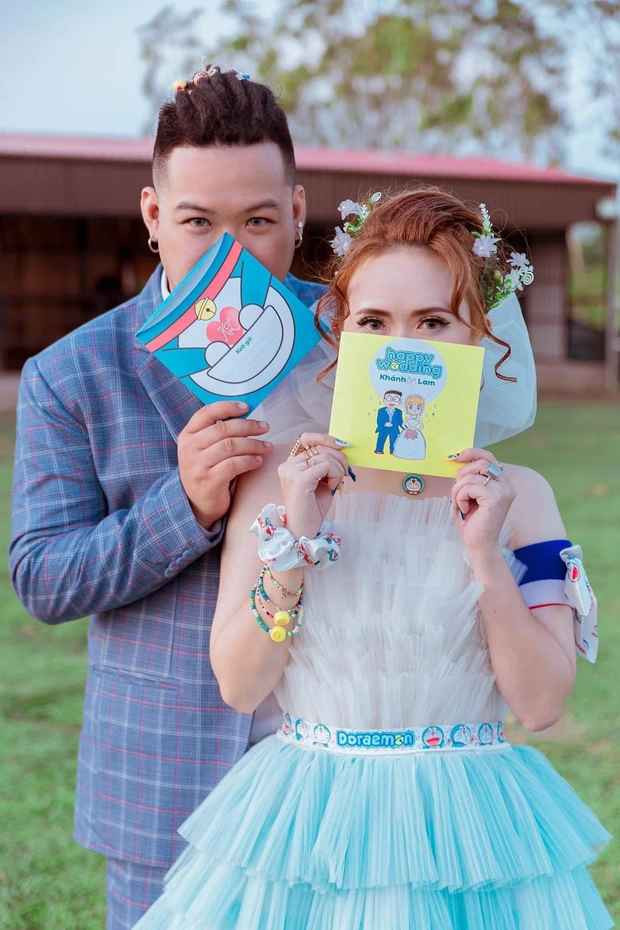 Được biết, 2 nhân vật chính trong lễ cưới chính là Khánh Lam (sinh năm 1993), hiện đang kinh doanh cùng gia đình ở Bạc Liêu và chú rể Xuân Khánh (sinh năm 1992, quê ở TP.HCM).