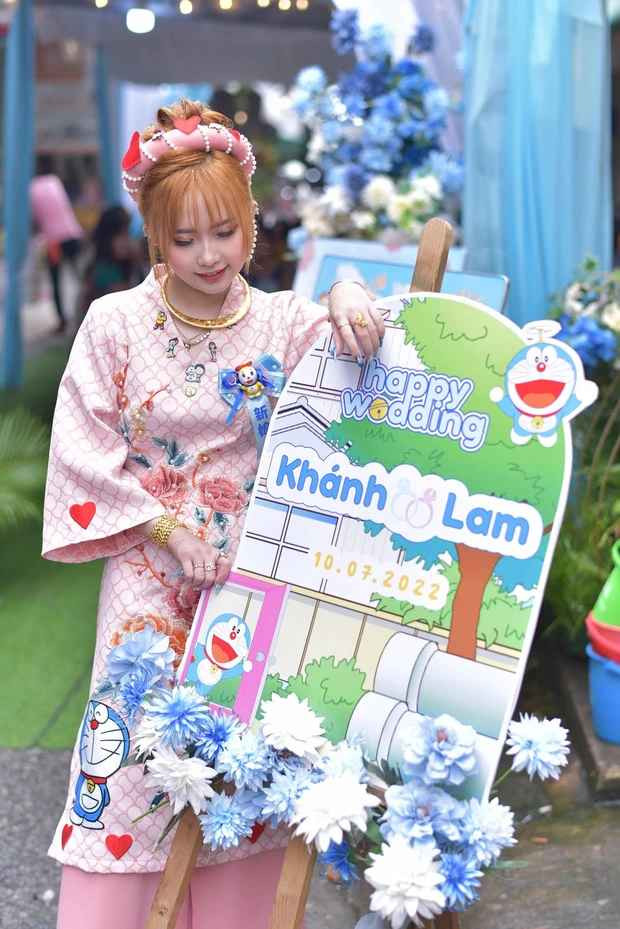 Khắp không gian tổ chức đám cưới, từ sân khấu, hoa cưới, thiệp cưới đến bộ trang phục của cô dâu - chú rể đều được in hình nhân vật hoạt hình Doraemon. Cô dâu chuẩn bị đến 5 bộ váy cưới, tất cả đều được gắn họa tiết chú mèo máy huyền thoại này.