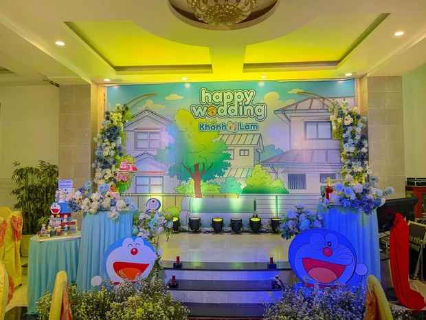 Khánh Lam chia sẻ thêm, gia đình hai bên ủng hộ cô trong việc lựa chọn hình ảnh Doremon để trang trí ngày cưới.