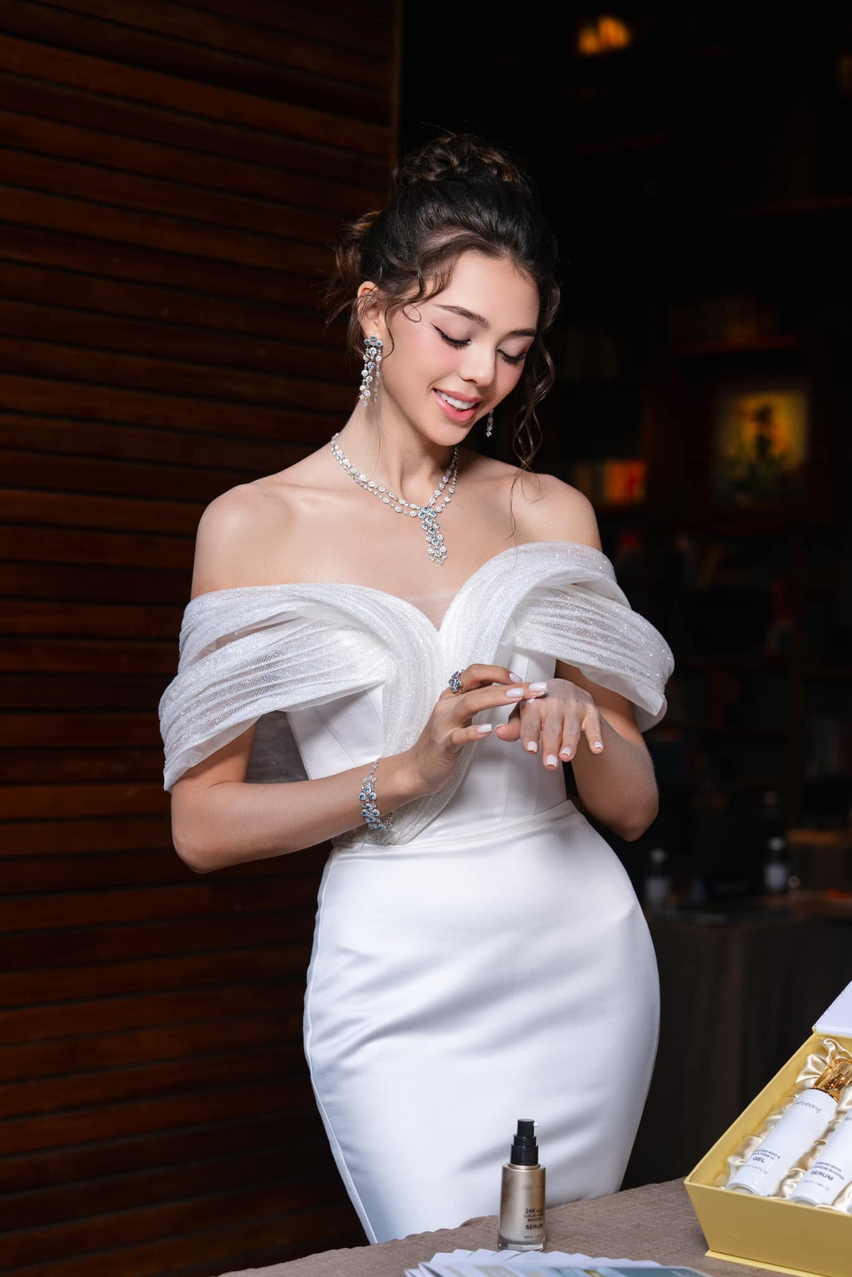 Sau khi sinh, vợ Tiến Dũng nhanh chóng lấy lại vóc dáng và đắt show.