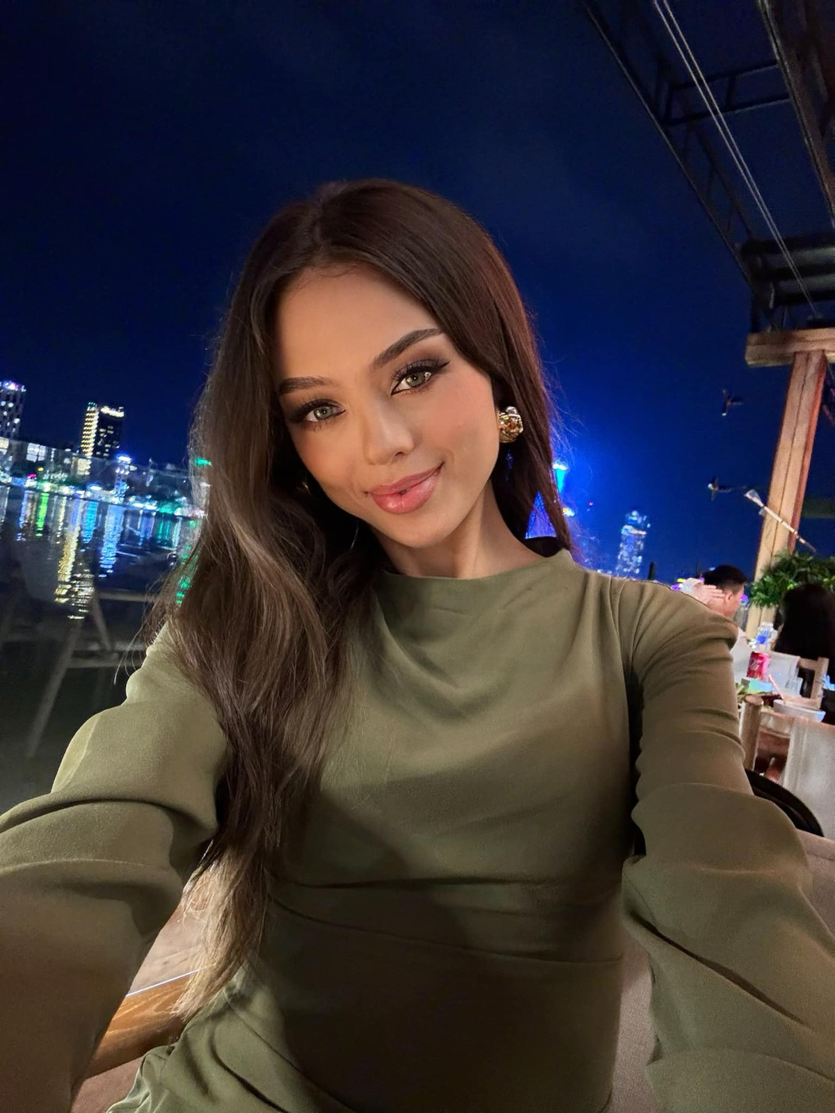 Cách đây không lâu, Dianka Zakhidova bất ngờ đăng tải hình ảnh một góc nhà ngổn ngang, bừa bộn đồ đạc. Nàng WAGs được cho đã thuê một nhóm người đến phụ dọn dẹp và chuyển đến một nơi ở mới.