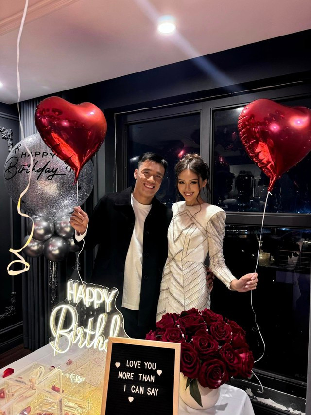 Chính khoảnh khắc trên mới thấy, nàng mẫu Tây tự tin về nhan sắc của mình như thế nào dù có lọt vào camera thường của chồng.