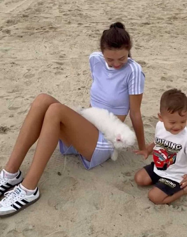 Dianka vẫn vô cùng xinh đẹp, ngoài những lúc đi diễn thời trang hiếm thấy khi nào vợ Tiến Dũng trang điểm đậm, kể cả lúc ra sân xem chồng thi đấu.