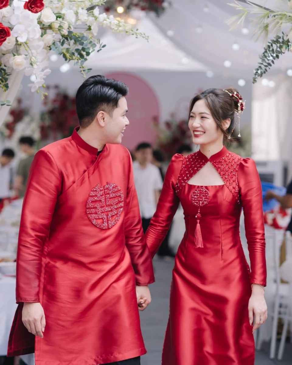 Trái với vẻ nhiệt huyết, cháy hết mình khi thi đấu, Việt Hương từng nhiều lần hóa "nàng thơ" trong các bộ ảnh đăng lên trang cá nhân. Cô nàng cũng yêu thích âm nhạc và là một fan của nhóm nhạc Hàn Quốc BlackPink.